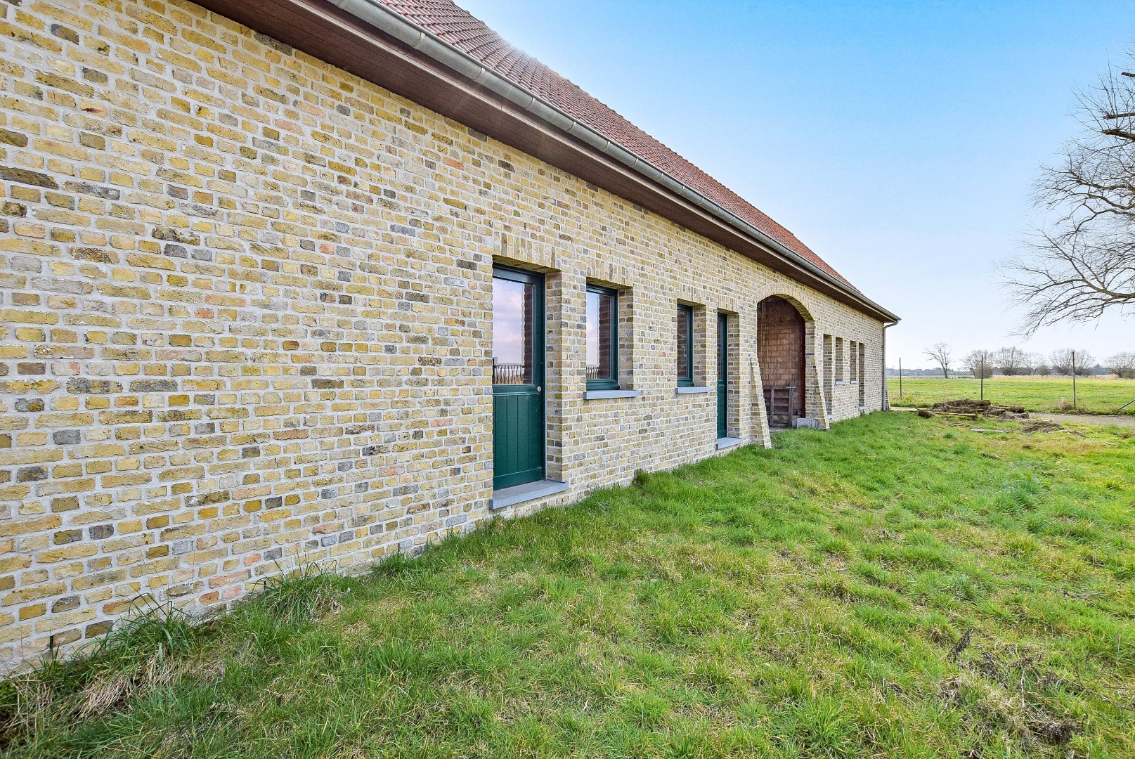 Uniek gelegen landhuis op 4334 m² gelegen te Diksmuide. 