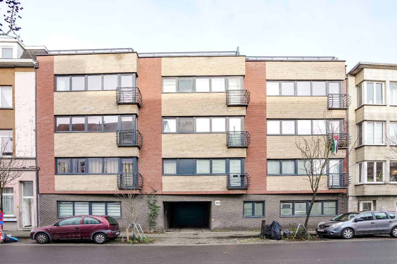 Goedgelegen 2slpk-appartement met terras en staanplaats 