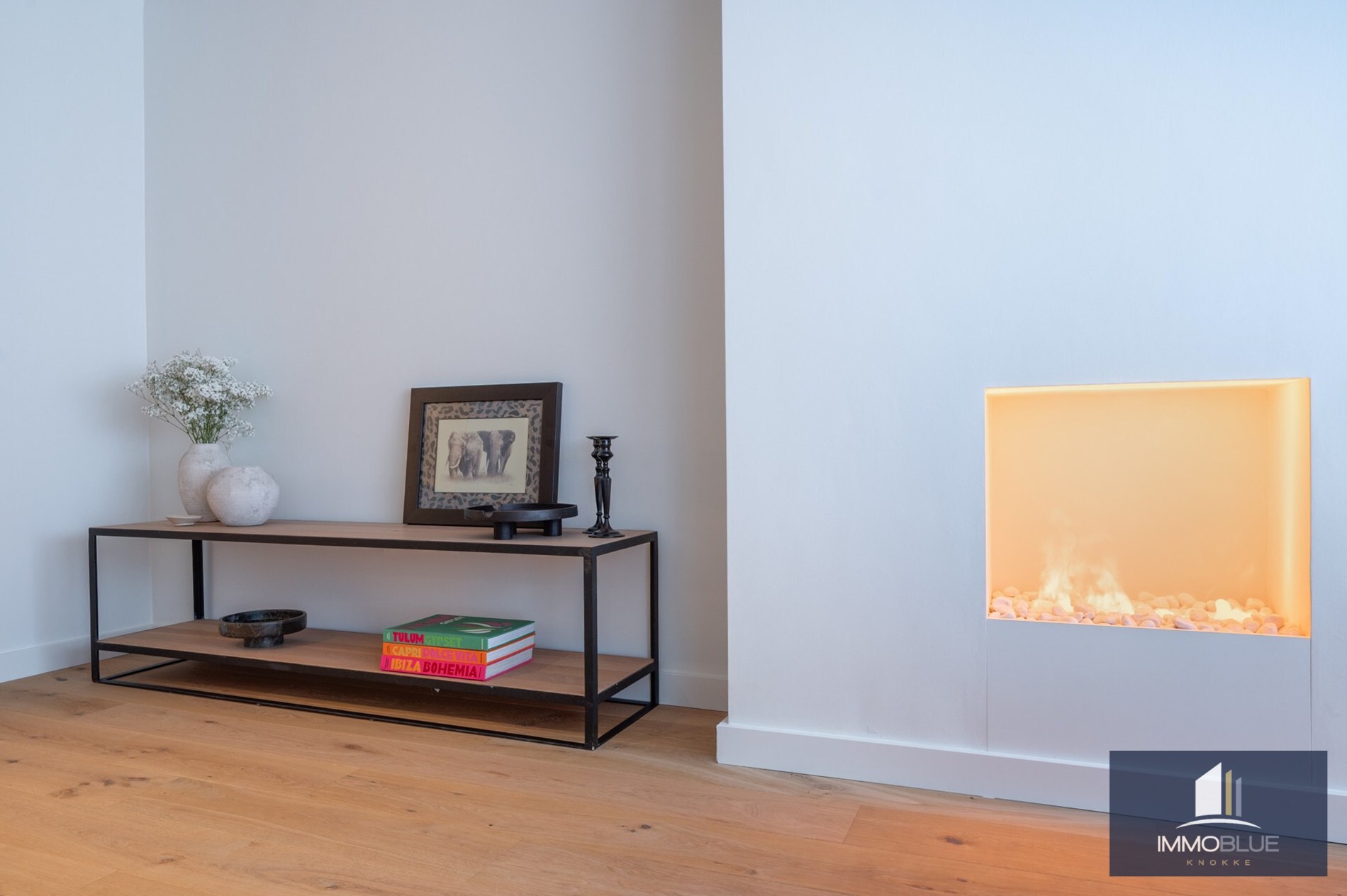 Stijlvol en volledig gerenoveerd appartement op wandelafstand van zee en het commerciële centrum. 