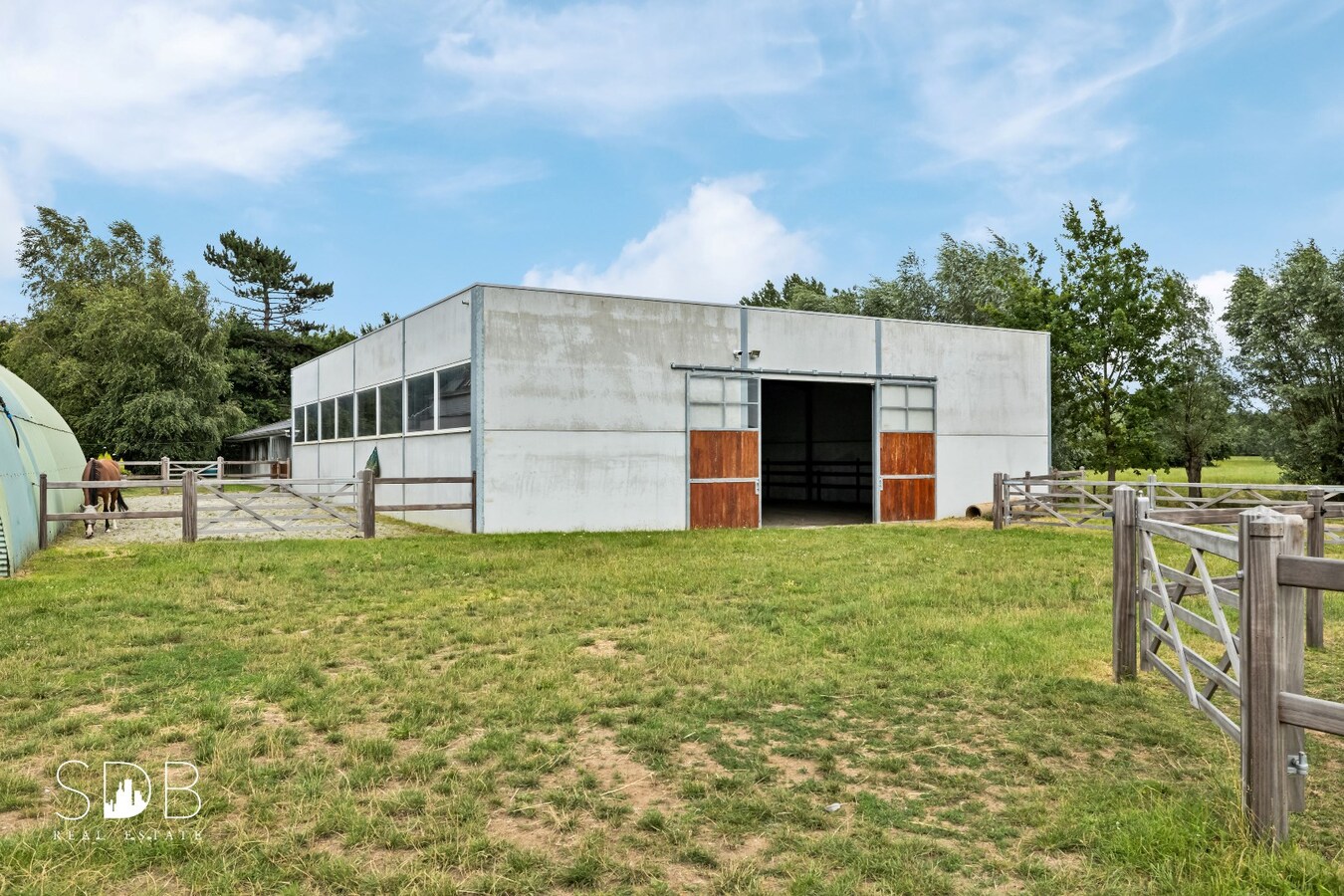 Hedendaagse woning met paardenfaciliteiten op circa 1,5ha 