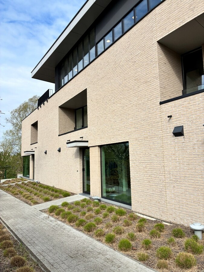 Nieuwbouwwoning op 50m van tramhalte - met terras en tuin ! 