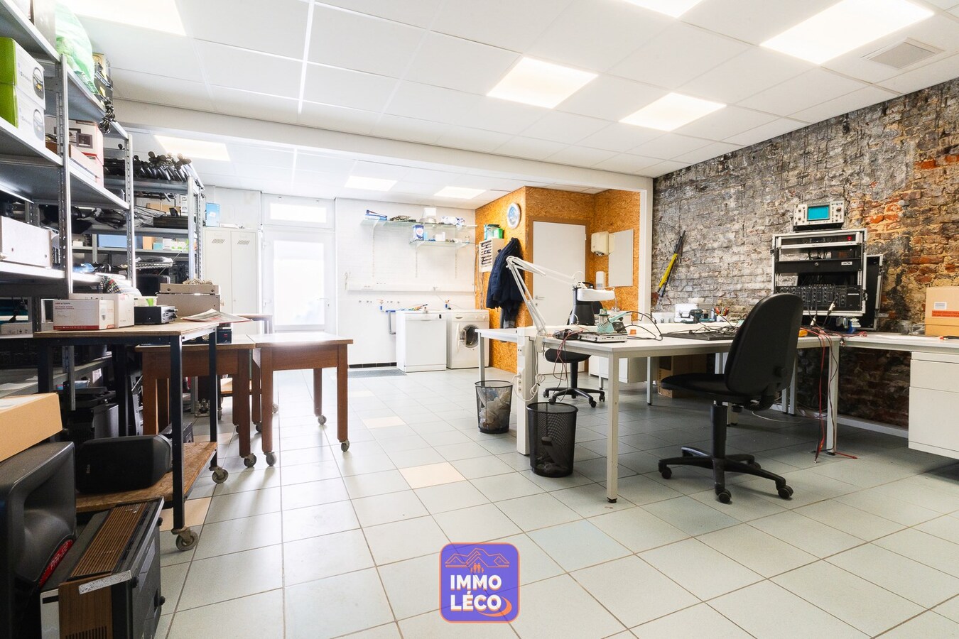 Surface commerciale de +/- 160m² avec grand jardin. 
