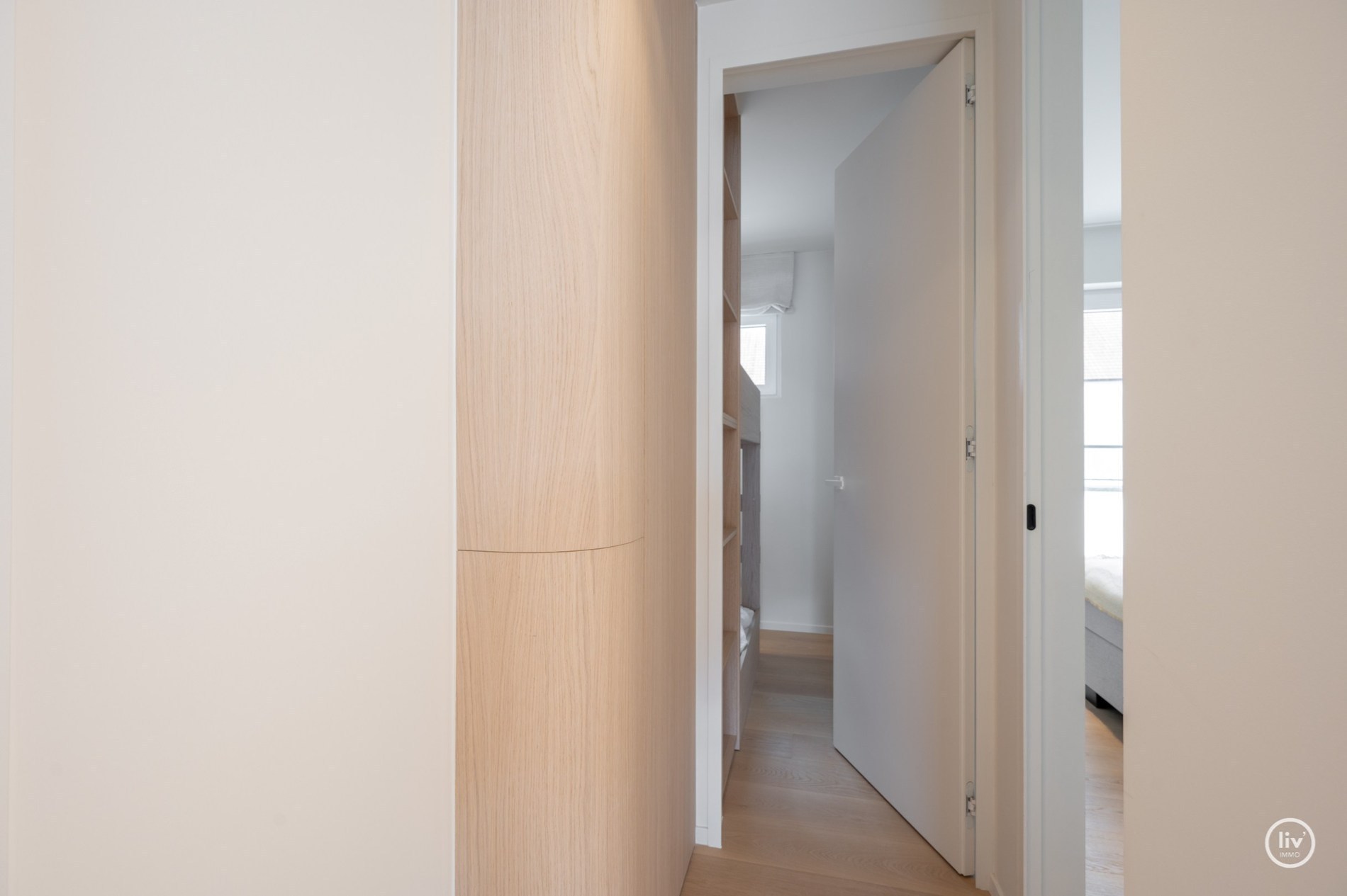 Gerenoveerd penthouse met 2 slaapkamers centraal gelegen op de August Dansestraat te Knokke. 