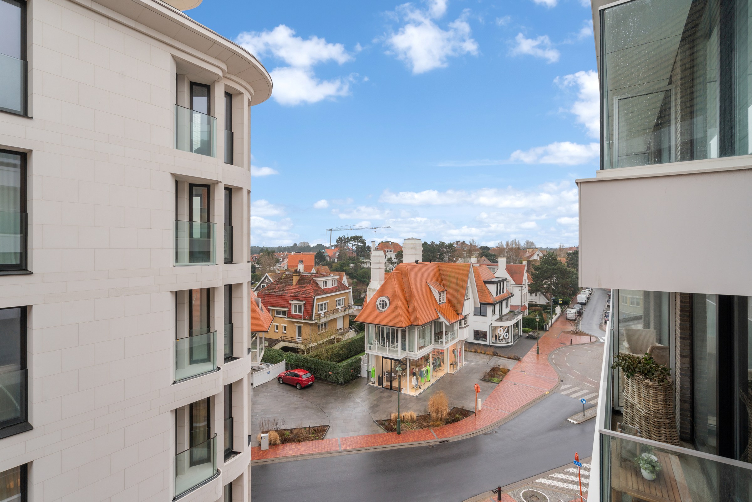 Zeer mooi en luxueus afgewerkt 3 slaapkamer appartement aan het Driehoeksplein nabij de Zeedijk 