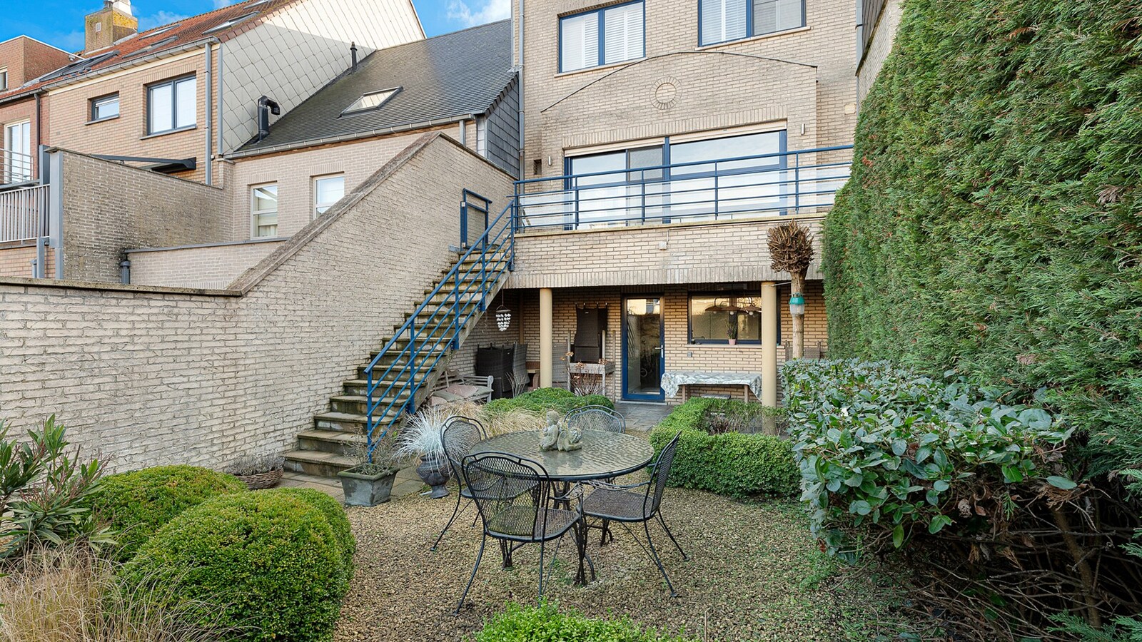 Ruime gezinswoning met inpandige garage en gezellige tuin. 