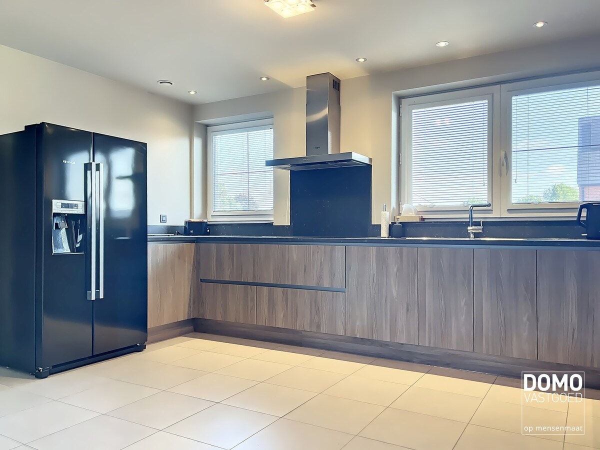 Luxe duplex appartement met terras, garage en 2 slaapkamers in Beverst - Volledig bemeubeld. 