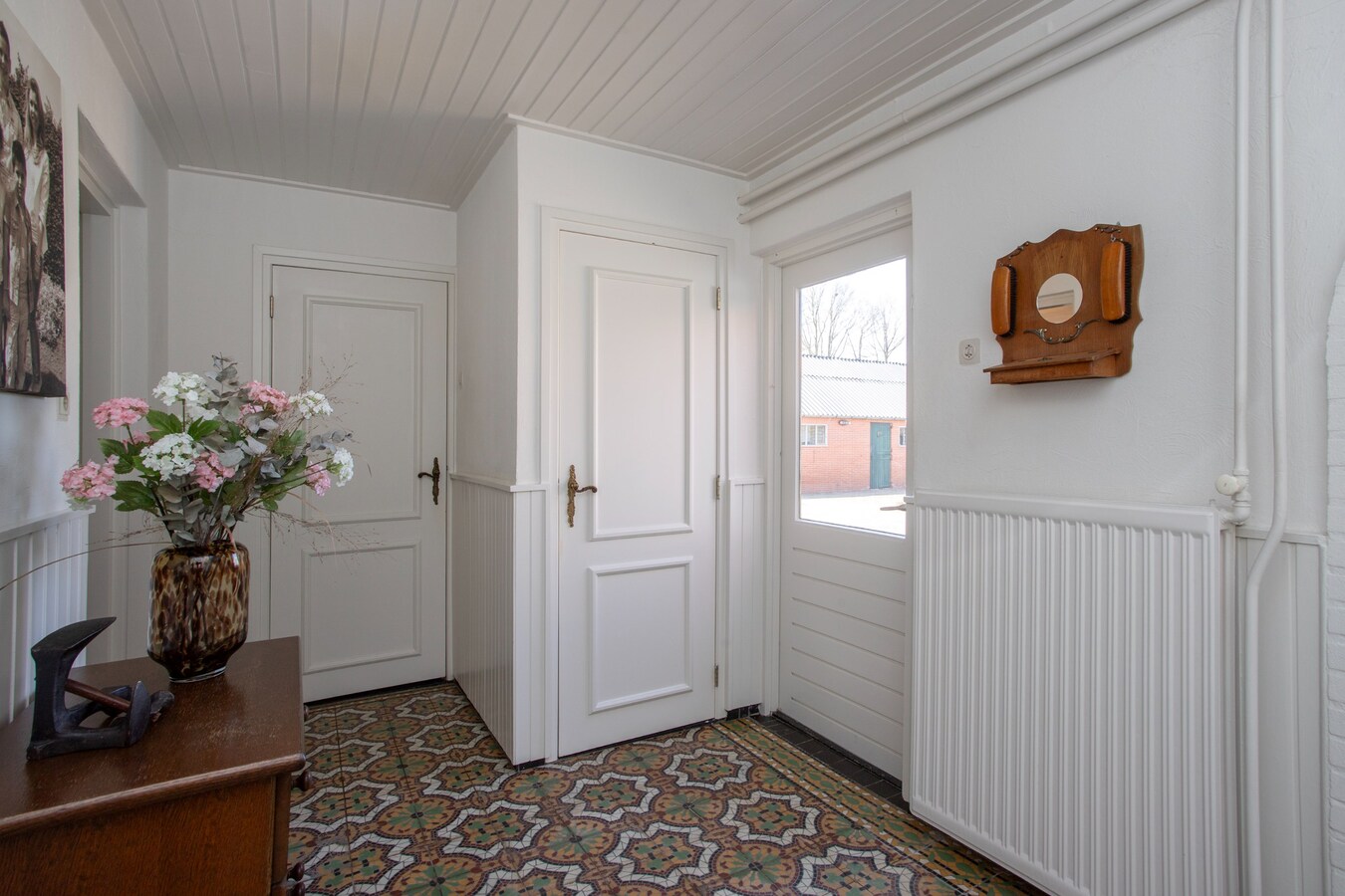 Royale halfvrijstaande woning met uitzicht over de landerijen, op korte afstand van het centrum. 