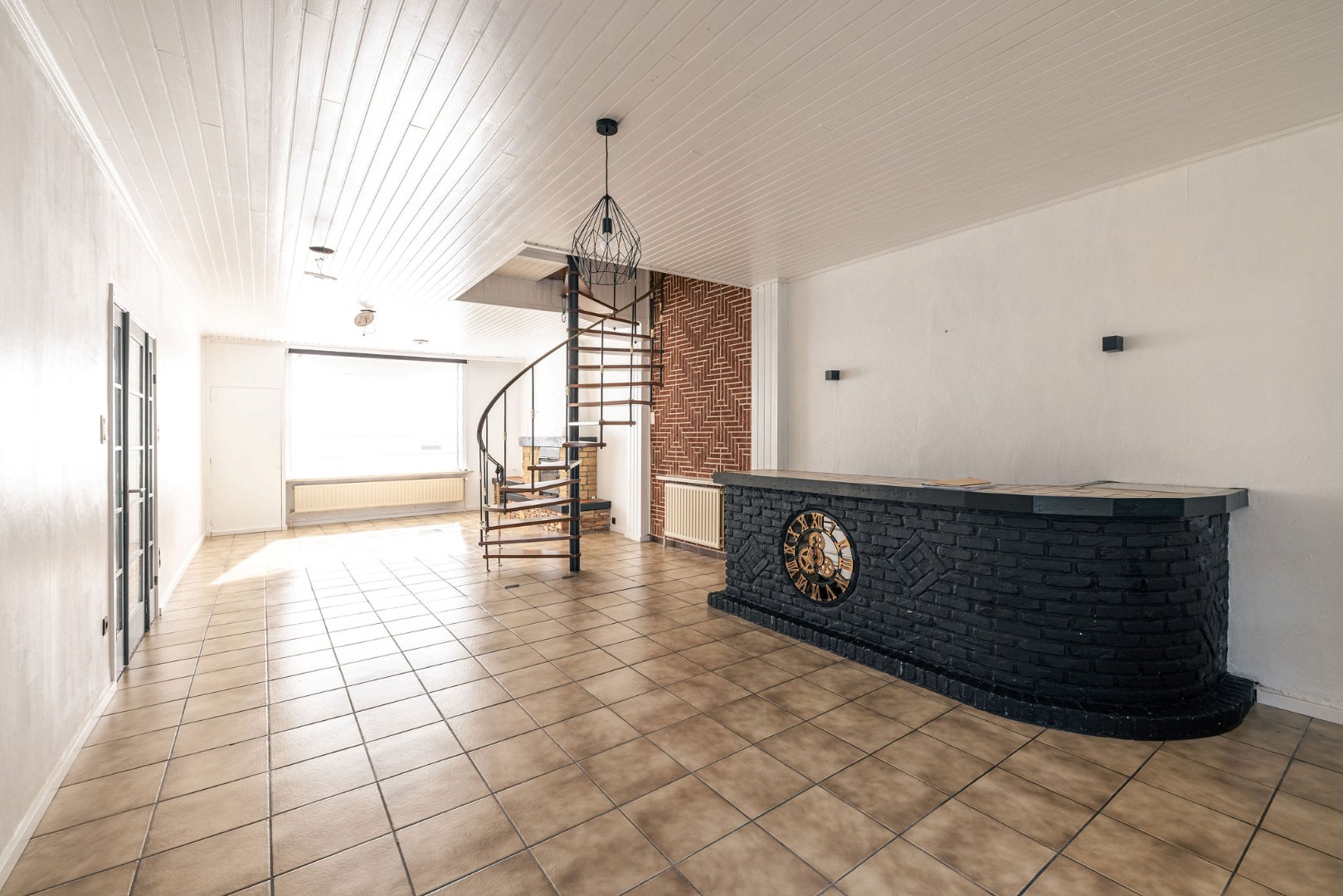 Renovatiepand met 6 slaapkamers, garage en grote zonnige tuin 