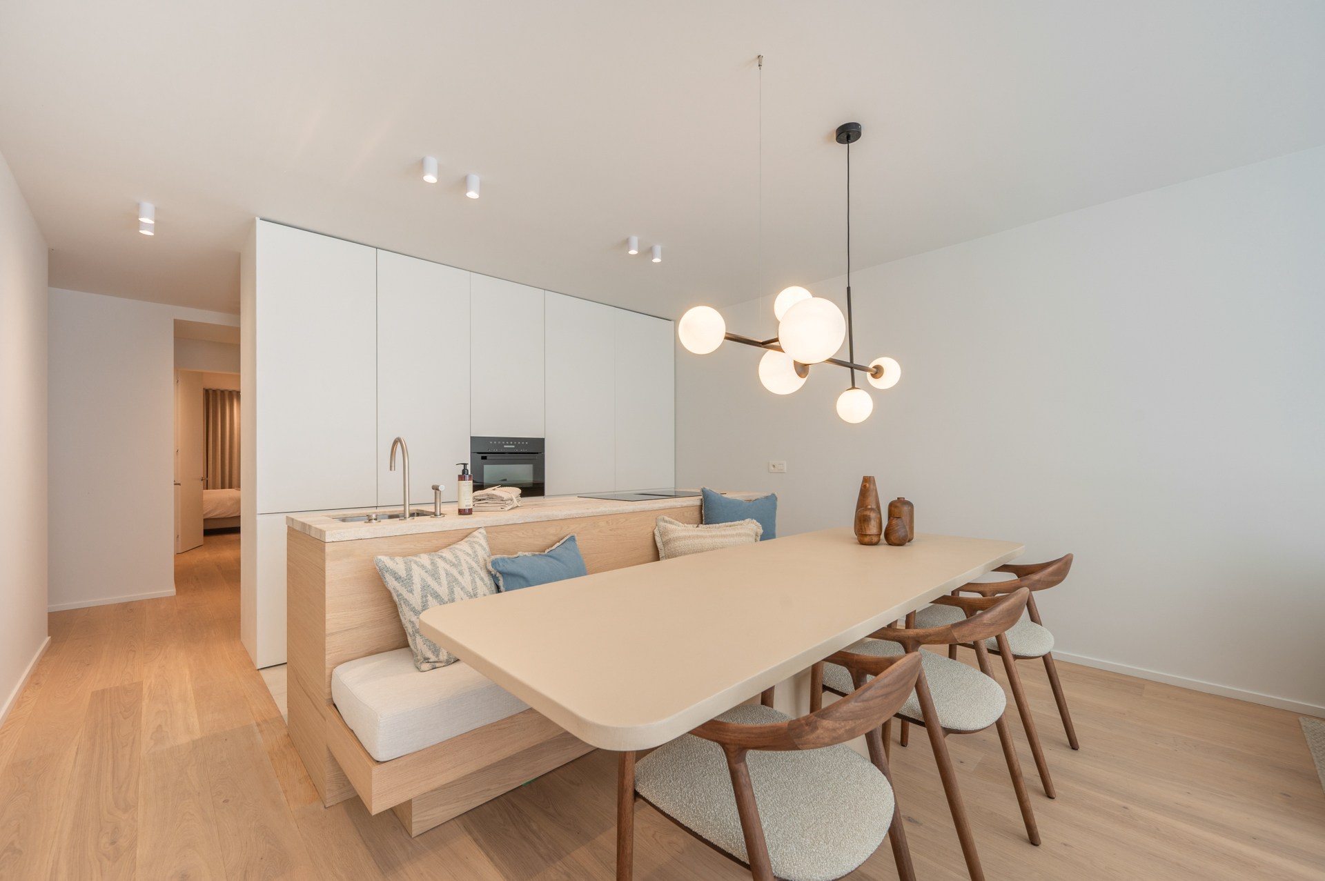 Appartement rénové de haut standing situé du côté ouest avec vue latérale sur la mer. 