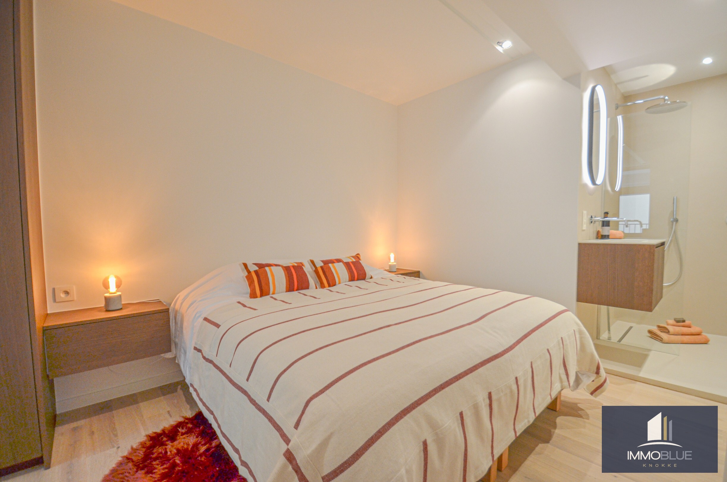 Exclusief – Stijlvol volledig gerenoveerd appartement met frontaal zeezicht. 