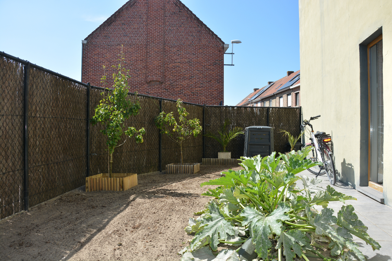 Goed gelegen hoekwoning met gezellige tuin en garage 