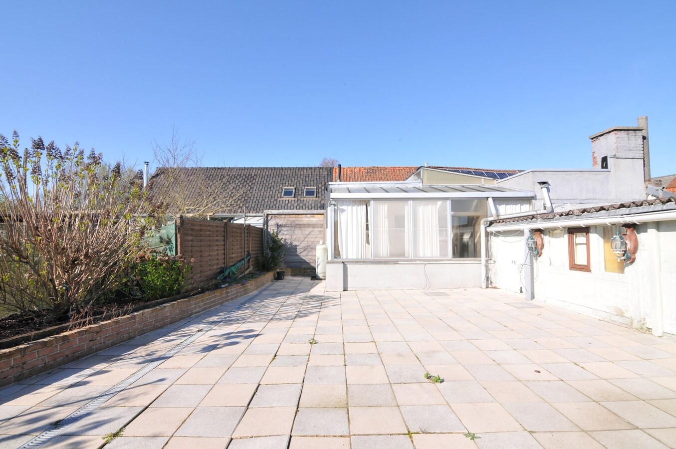Rijwoning met garages in rustige omgeving 