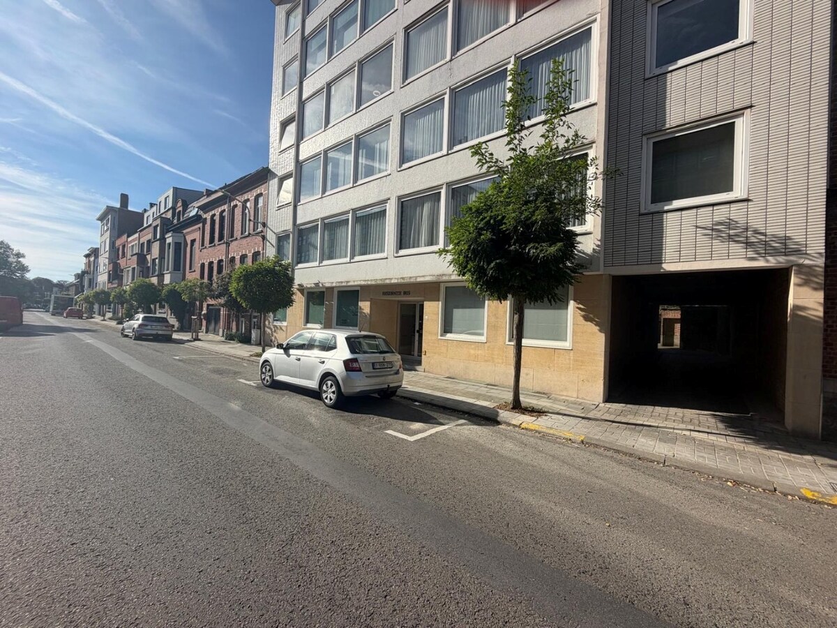 Afgesloten garage te koop in de Hoveniersstraat te Kortrijk ! 