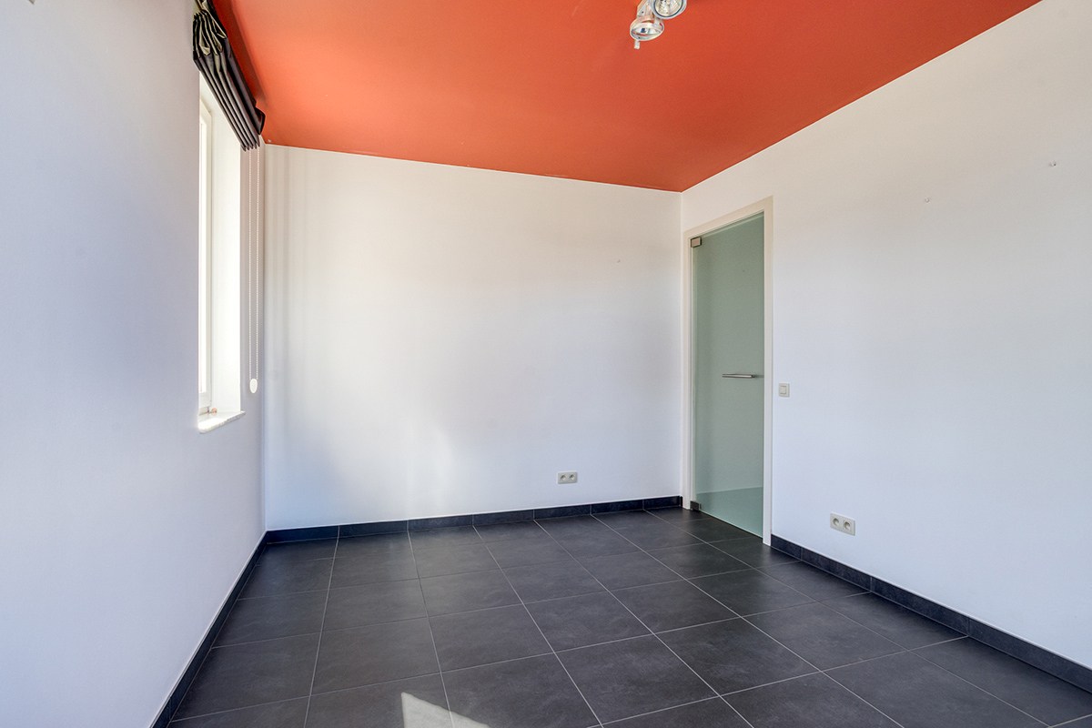 Instapklaar gelijkvloers appartement met groot terras, tuin en garagebox in Kumtich - EPC 104 KWH/m² 