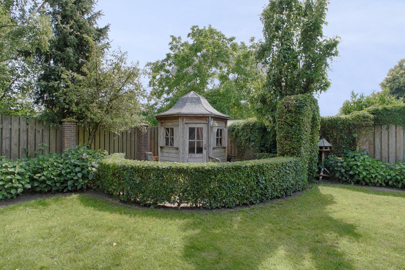 Vrijstaande woning met grote garage, 4 slaapkamers en ruime zolderverdieping. 