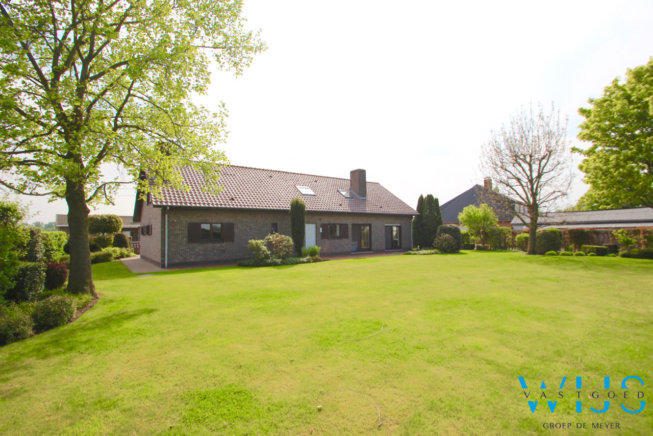 Prachtige instapklare en ruime woning op 1547m²  te OOSTEEKLO 