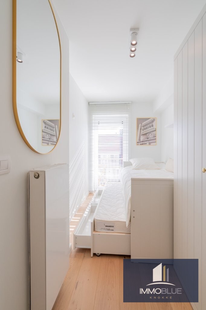 Appartement entièrement rénové et lumineux, situé dans une petite résidence. 