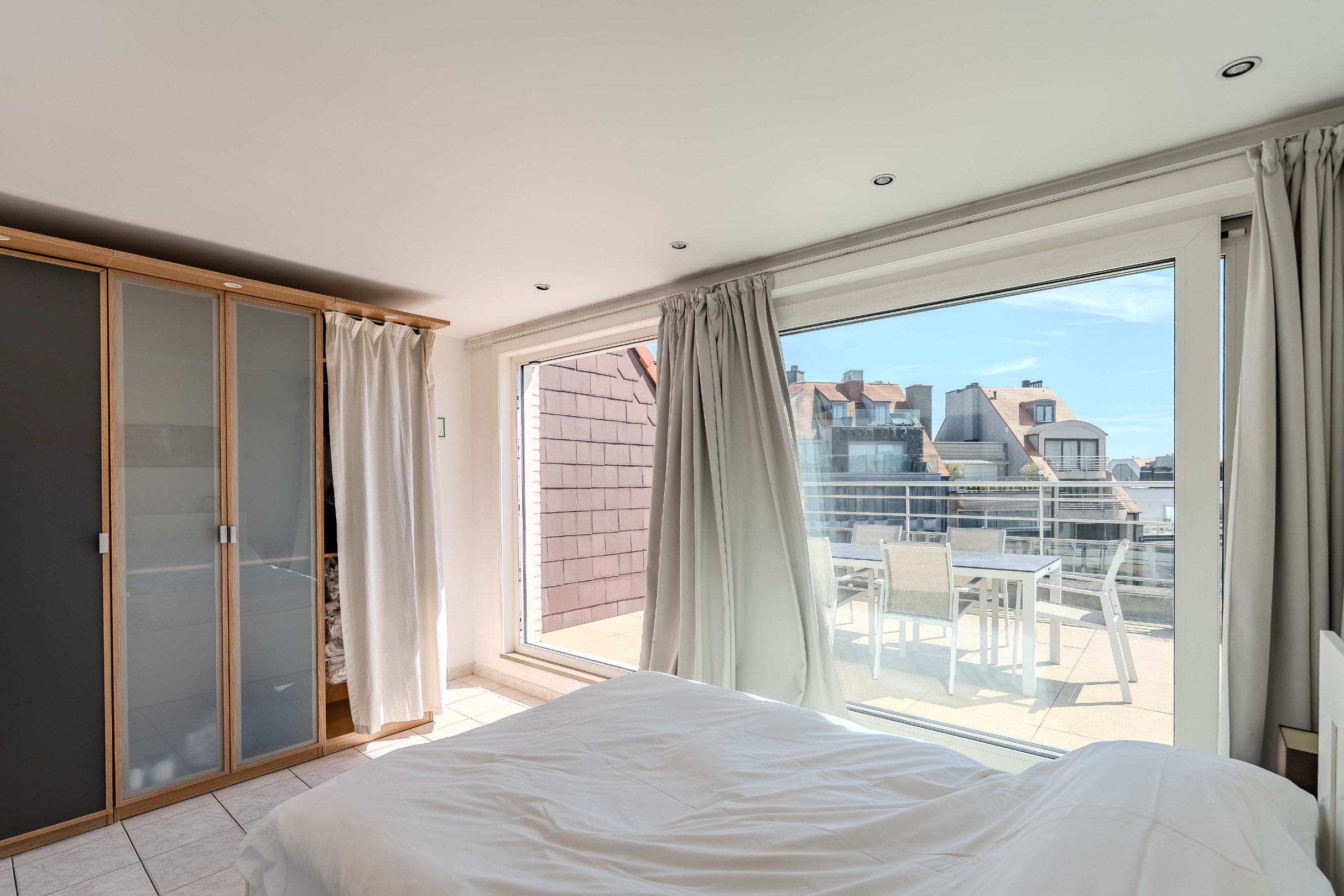 Schitterend penthouse met 2 slaapkamers, ruime terrassen en zijdelings zeezicht. 