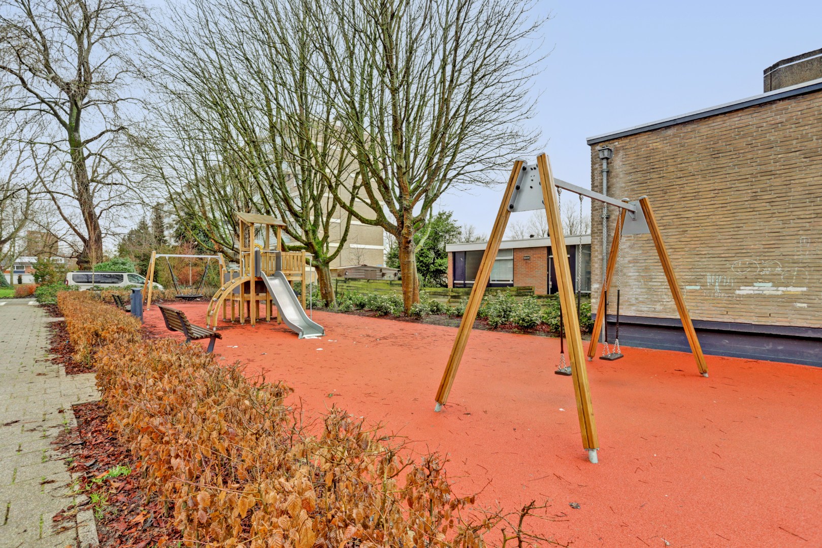 Dit 3 (voorheen 4) kamer appartement is helemaal naar eigen smaak te realiseren met 2 slaapkamers (3e slaapkamer is gemakkelijk te realiseren), 3 balkons, berging in de onderbouw en gelegen op eigen g 