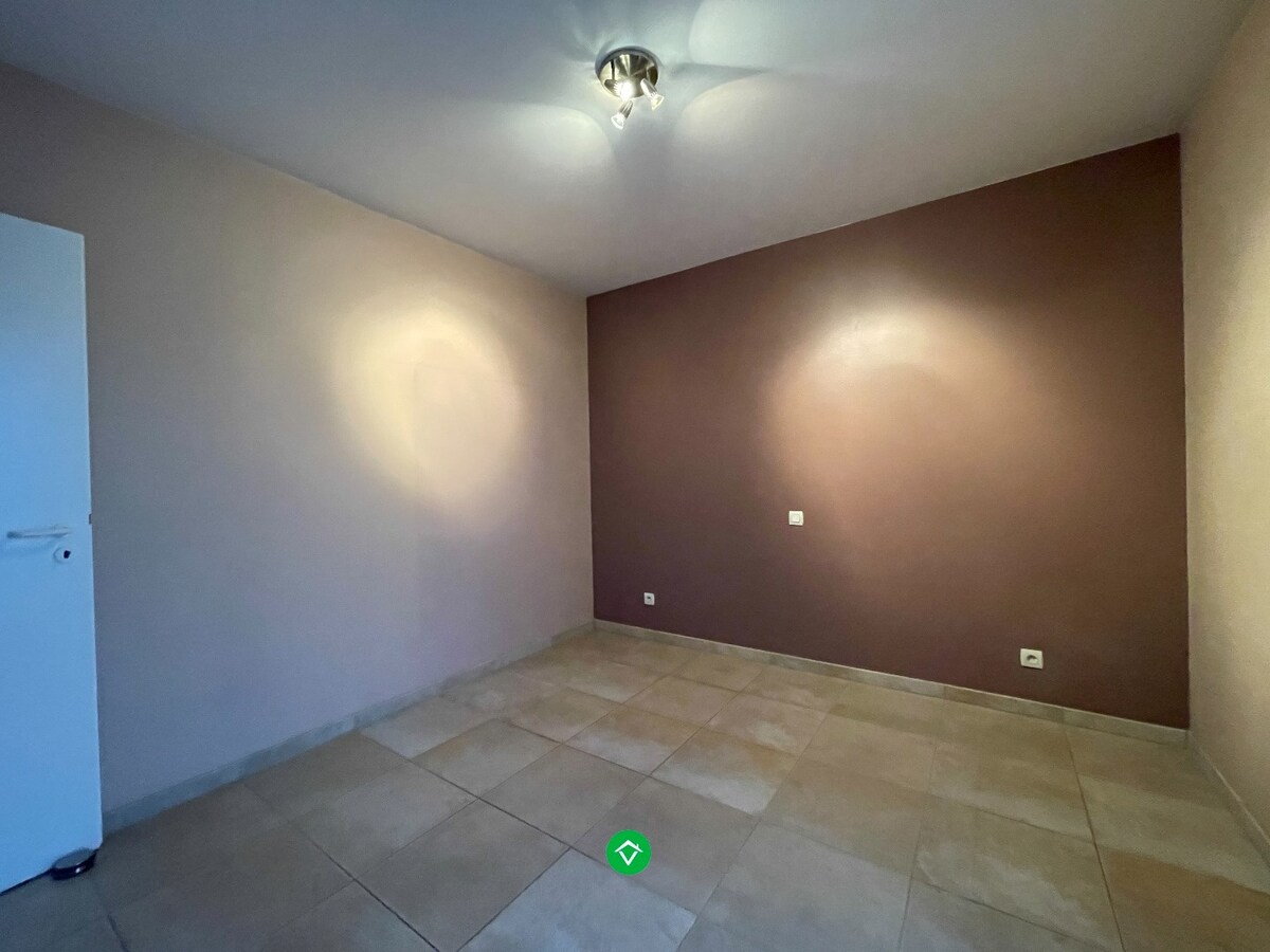 Ruim appartement (117 m²) met 2 slaapkamers, terras en garage in centrum Roeselare! 