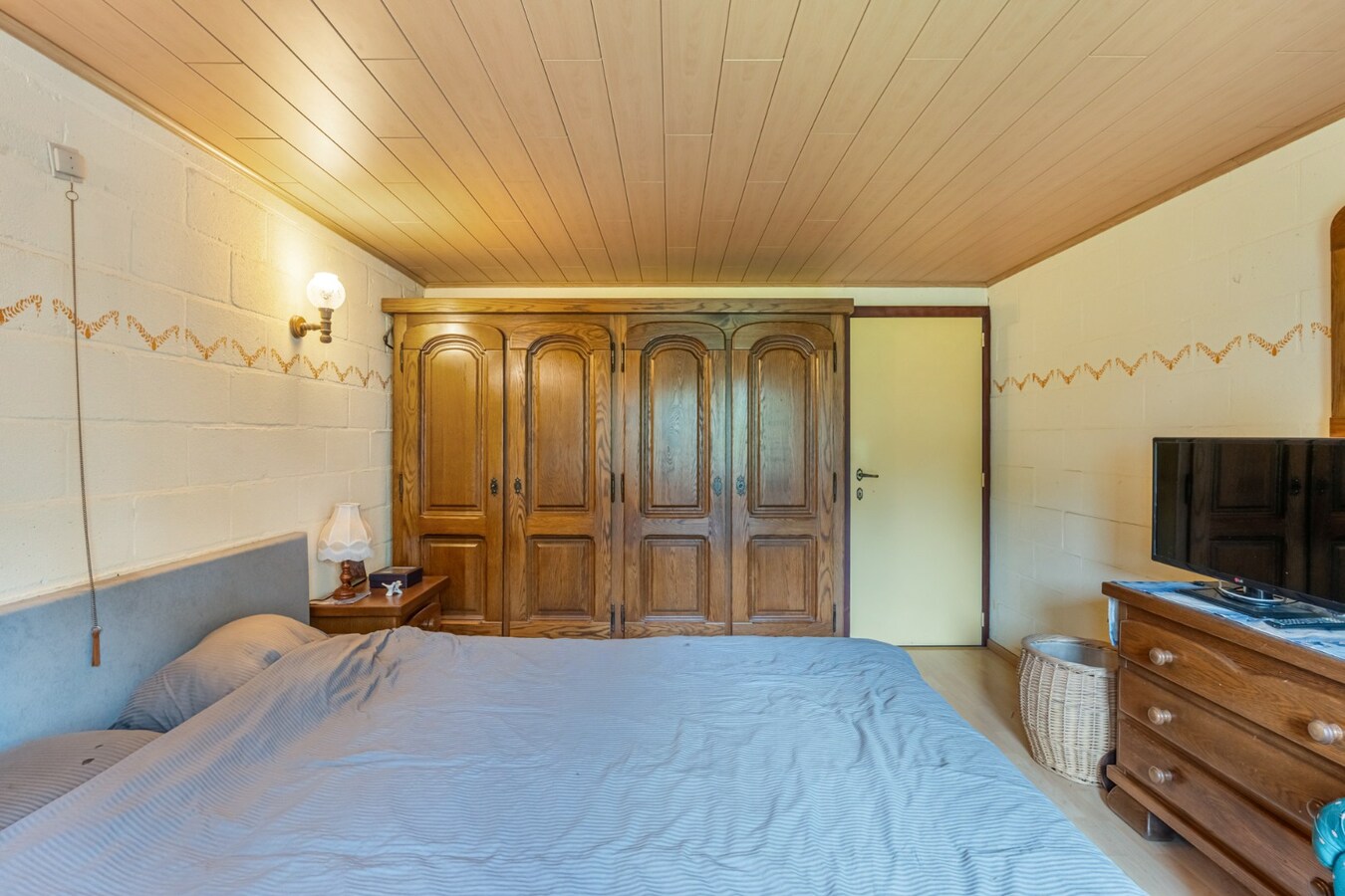 Uniek gelegen woning aan de bosrand op een perceel van 36a67ca waarvan 22a82ca geschikt is als paardenweide! 