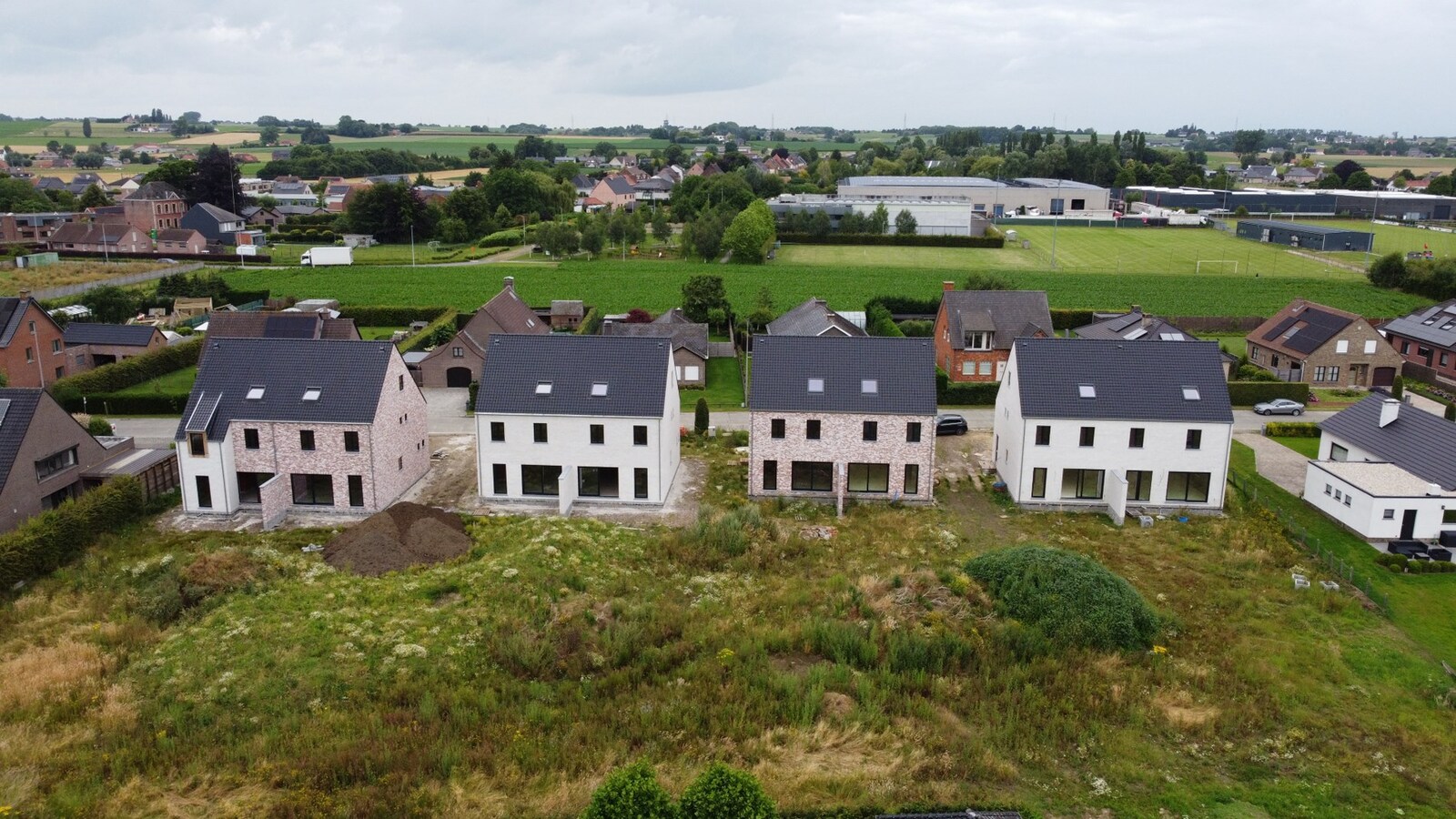 Luxueus en landelijk wonen vlakbij het centrum van Petegem 