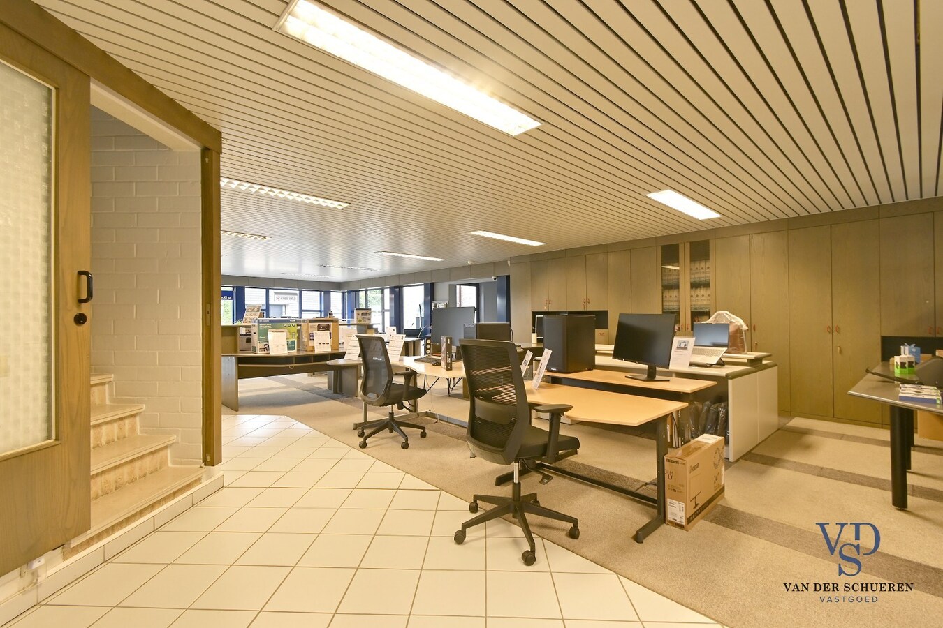 Ruim handelspand met penthouse in villastijl 