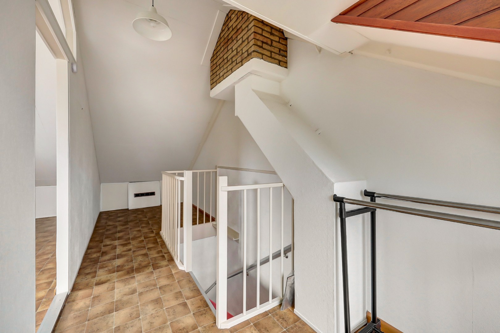 Ruime en lichte 2-onder-1-kap woning met parkeerplaats, garage, 3 slaapkamers, en zonnige tuin op het zuidwesten direct aan het water 