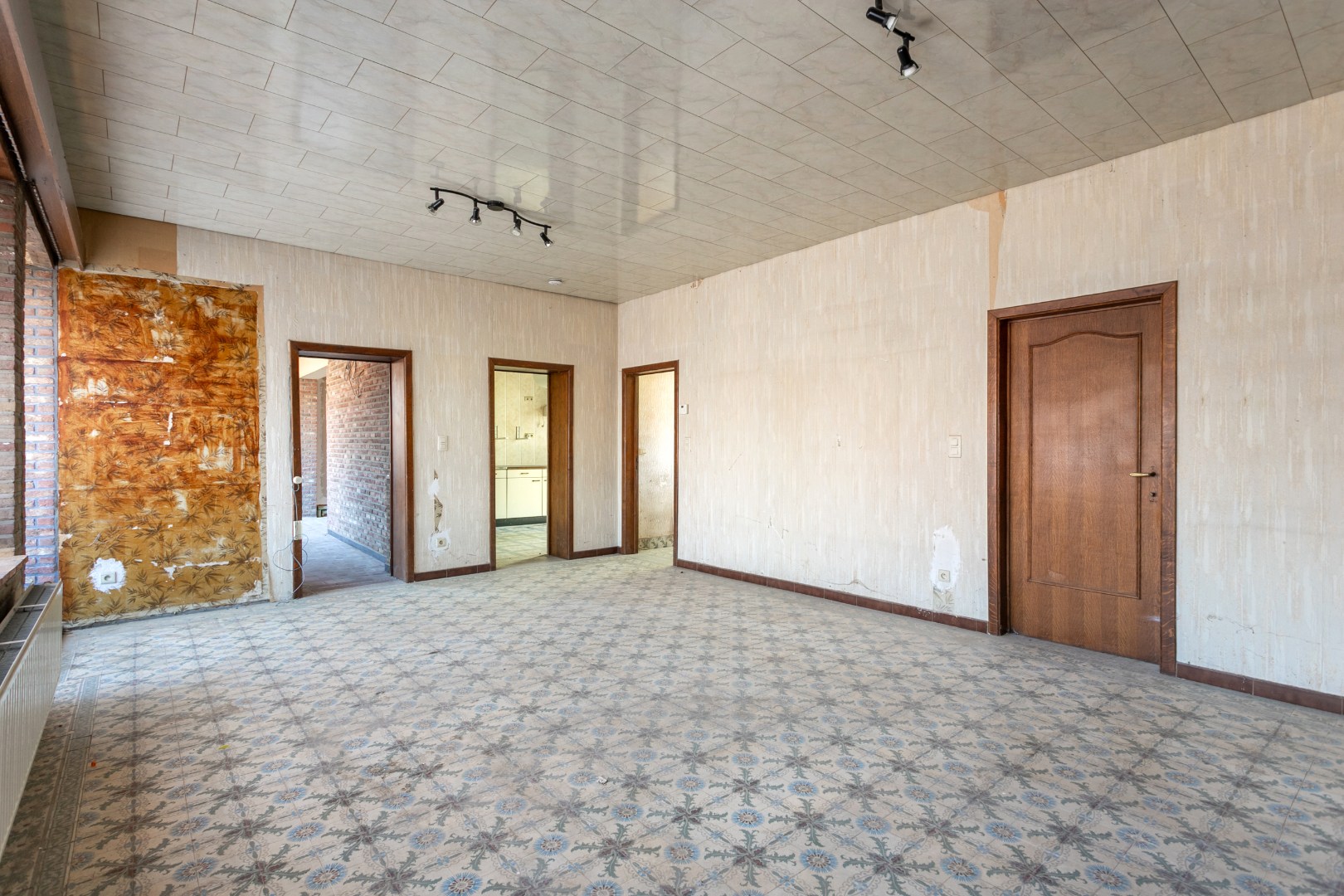 Te renoveren eigendom (317 m²) met veel potentieel, ruime tuin (6a 42ca) en dubbele achterliggende carport met toegang tot de achterliggende straat in Kester 
