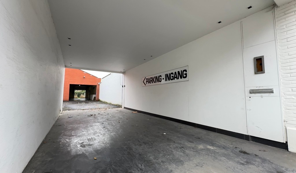 Handelspand met garage te koop in Merelbeke-Melle