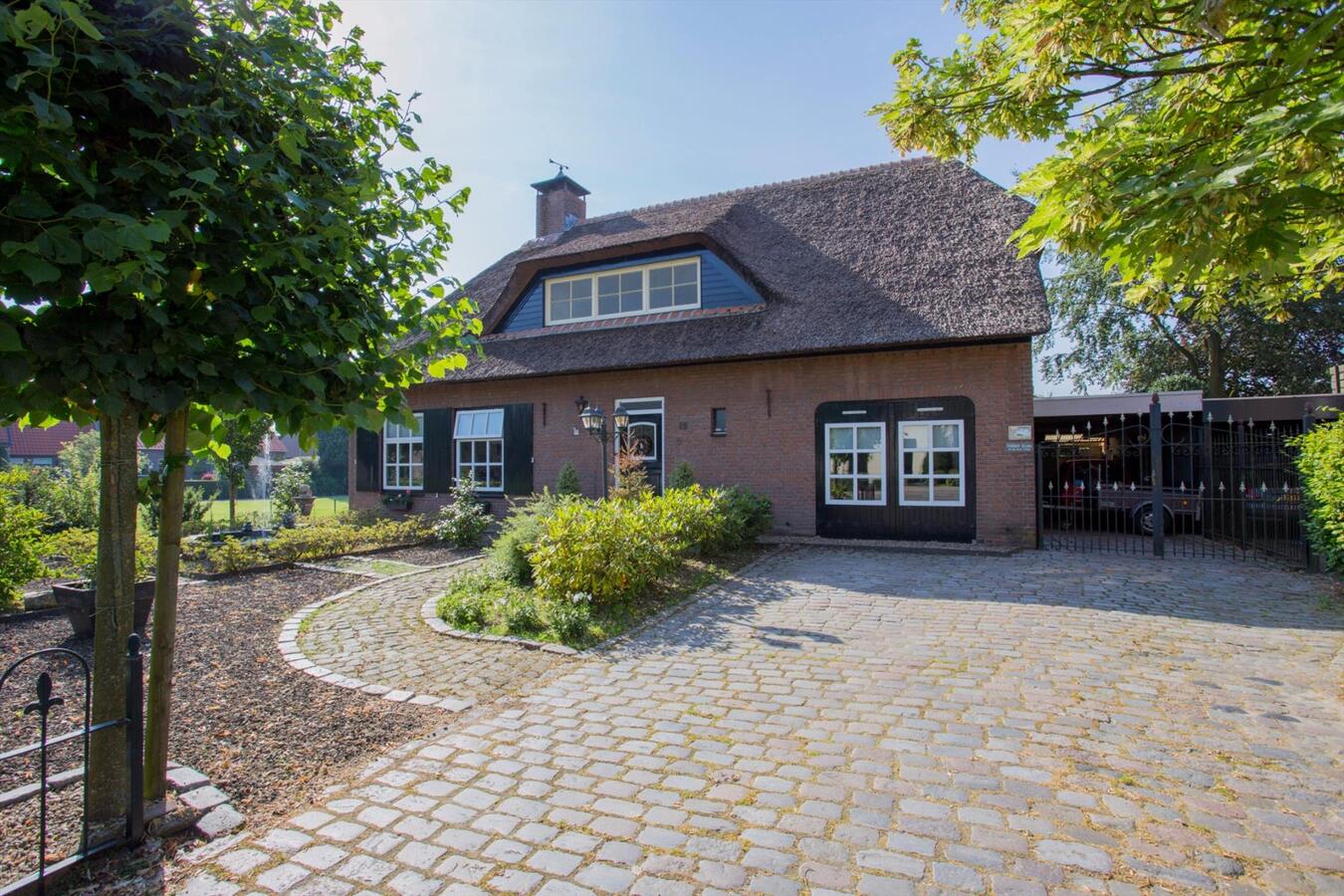 Gemoderniseerd vrijstaand landhuis met veel authentieke elementen en met riet afdekte kap, op een perceel van 1383 m2 grond aan de Heijerstraat 15 te Westerhoven. 