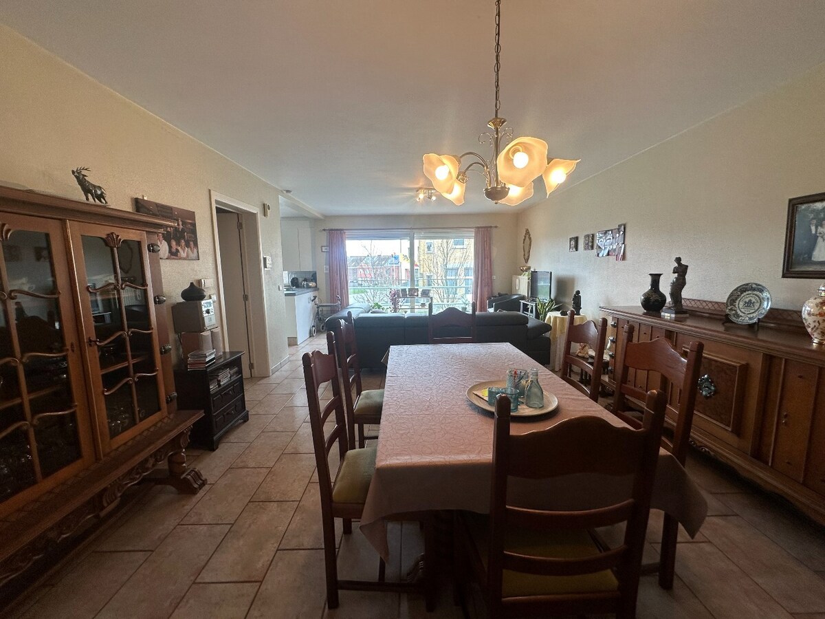 Uitstekend gelegen, ruim appartement met groot terras pal in het centrum van Langemark 