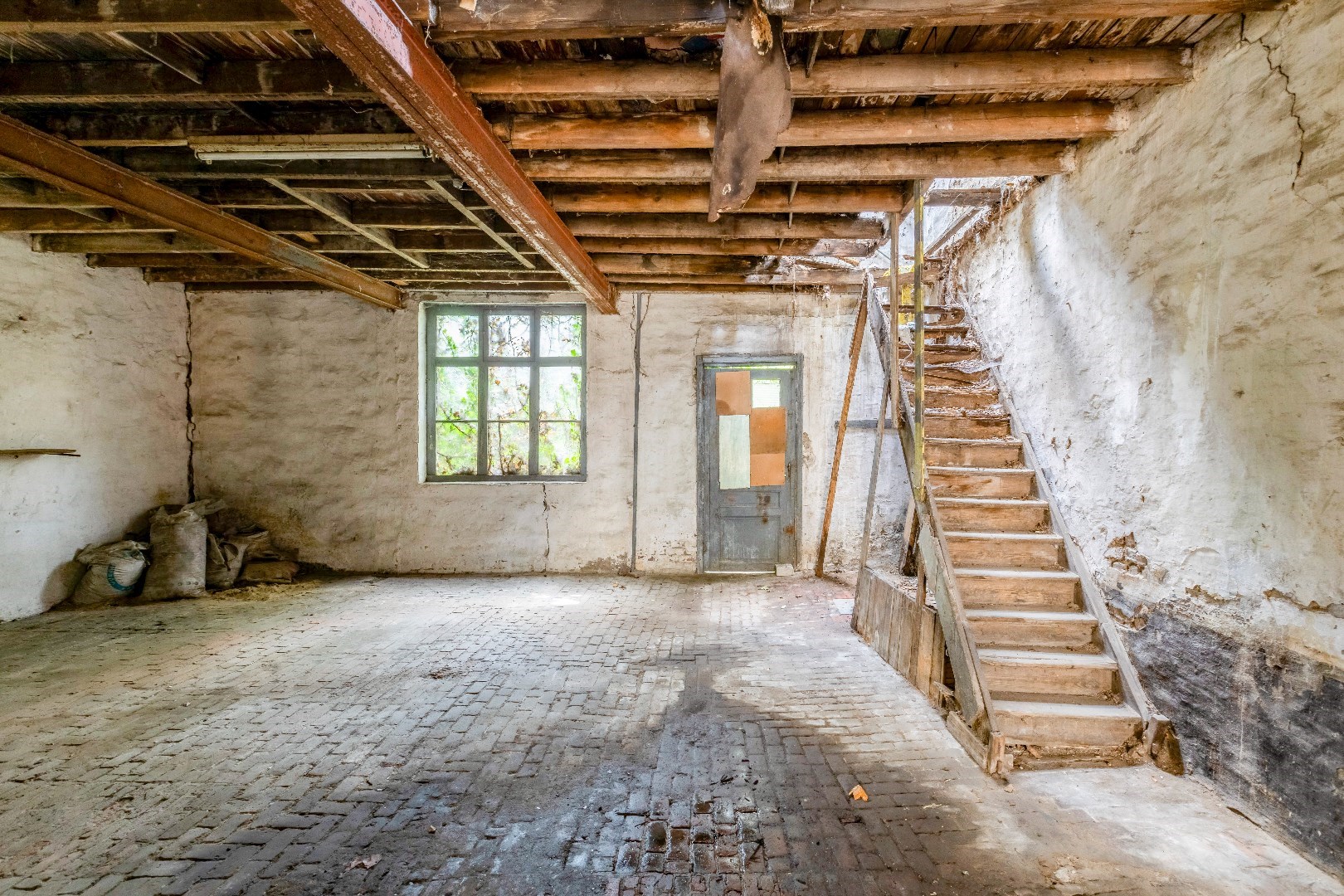 “Te renoveren (erfgoedlening) herenhuis met zelfst. beroepsmogelijkheden. 