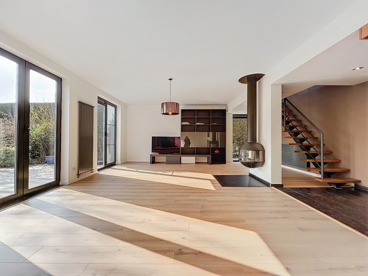 Ruime villa met unieke architectuur en tuin te Tollembeek 