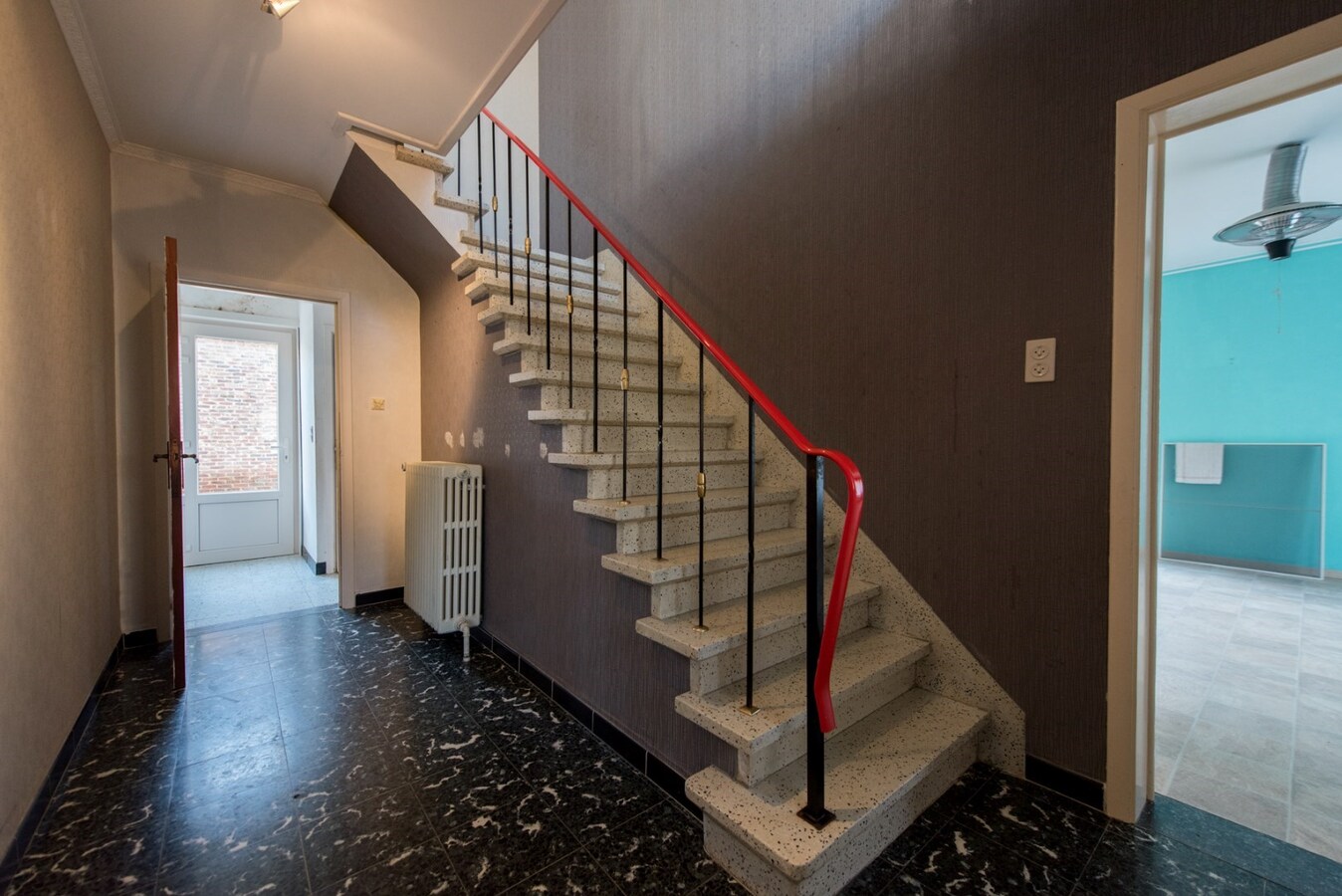 Hedendaagse woning met loods en bijgebouwen op 2.200 m² 