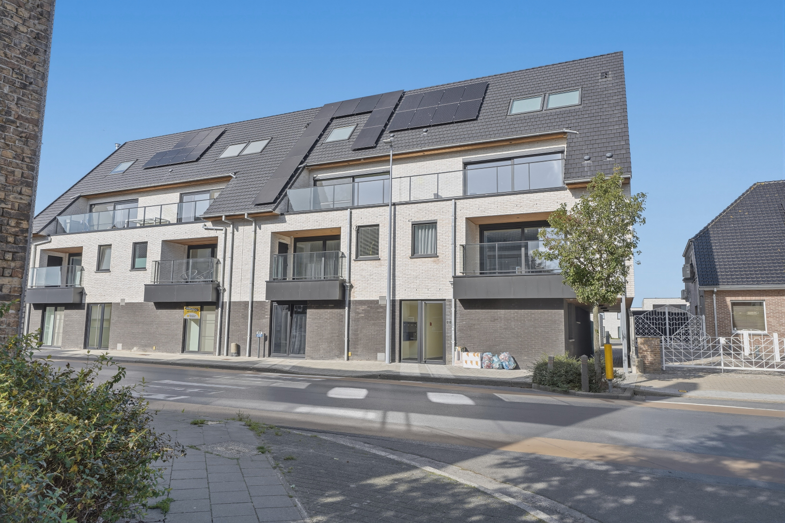 KIJKDAG 25 oktober van 10u tot 12u &amp; 14u tot 16u - Ruim instapklaar nieuwbouwappartement (167 m²) met 3 slaapkamers en groot terras in centrum Eernegem 