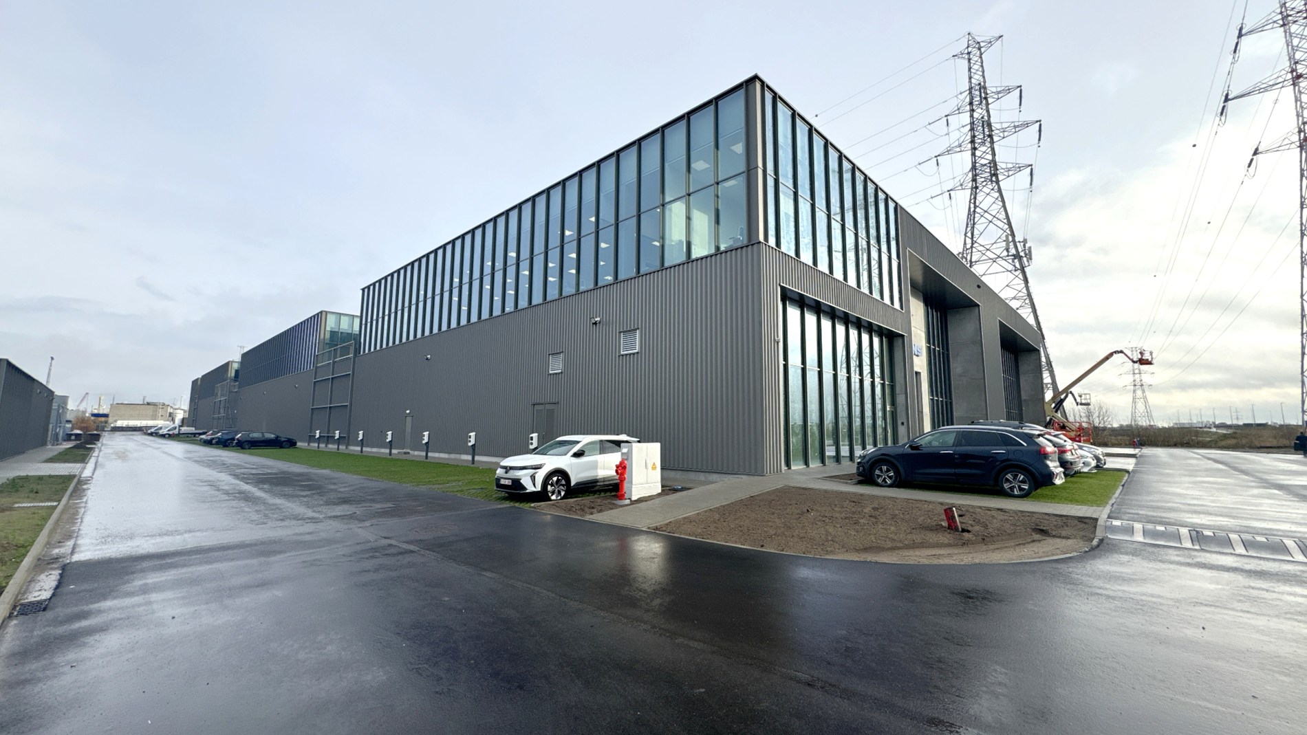 Nieuwbouw magazijn en kantoor te huur in West Port Zwijndrecht