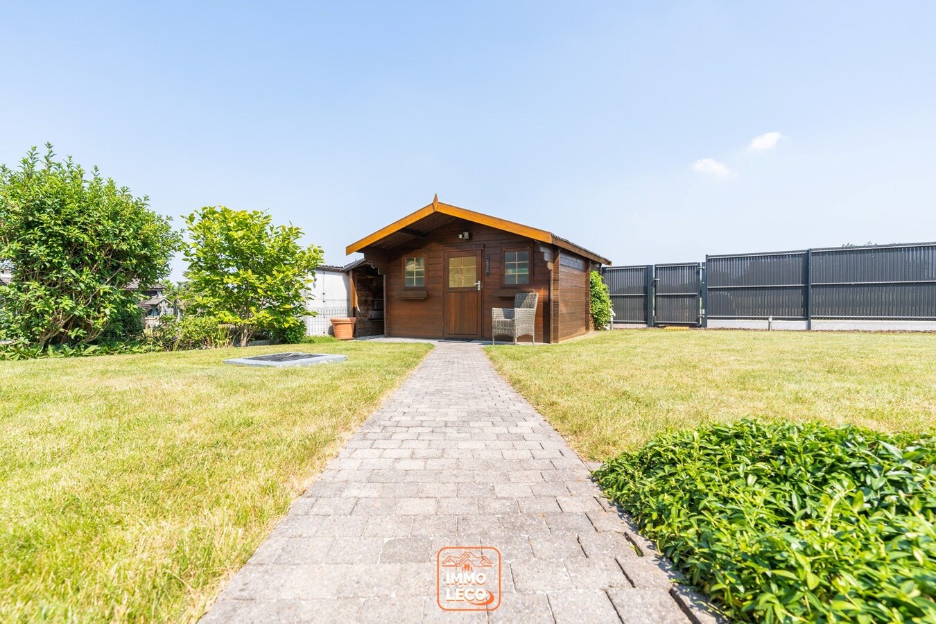 Villa « semi plain-pied » idéalement située avec 4 chambres, jardin, garage et parking, COUP DE CŒUR ABSOLU ! 