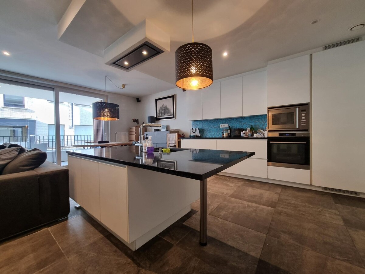 Uitzonderlijk ruim (117m² + 64m² terras!) appartement met drie slaapkamers 