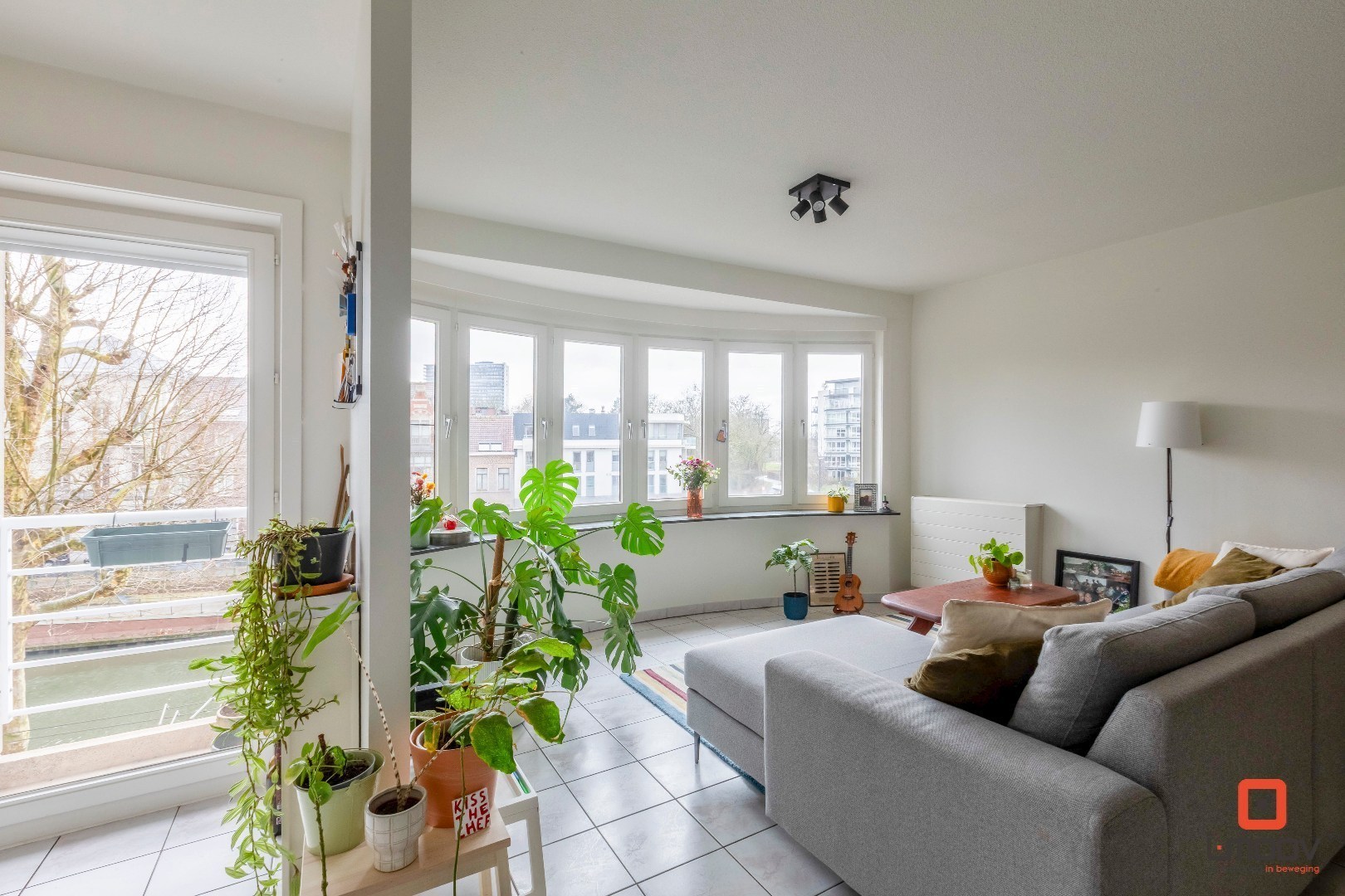 Lichtrijk tweeslaapkamer appartement met uniek waterzicht op Coupure Rechts 