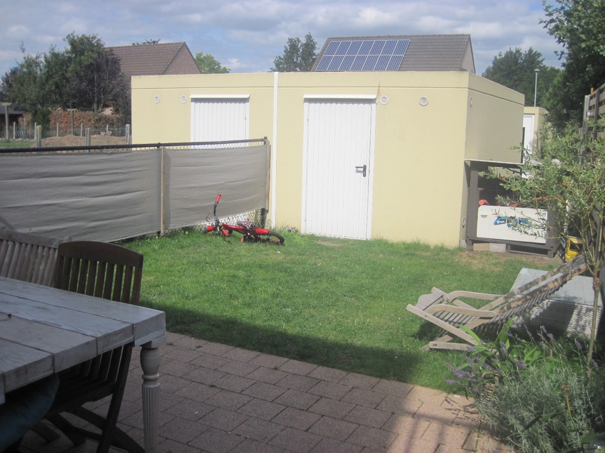 Ruim gelijkvloers appartement met terras en tuintje. Incl. afz. garage ! 