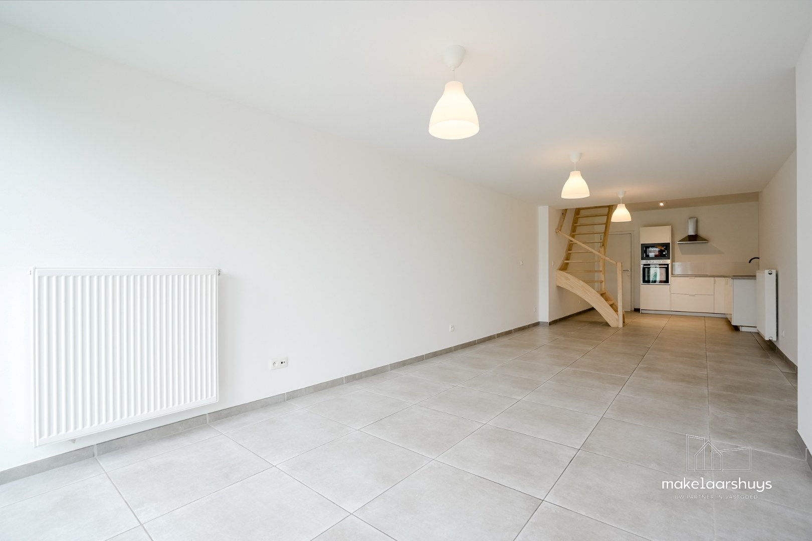 Instapklare gerenoveerde woning in rij met terras, tuin en garagebox 