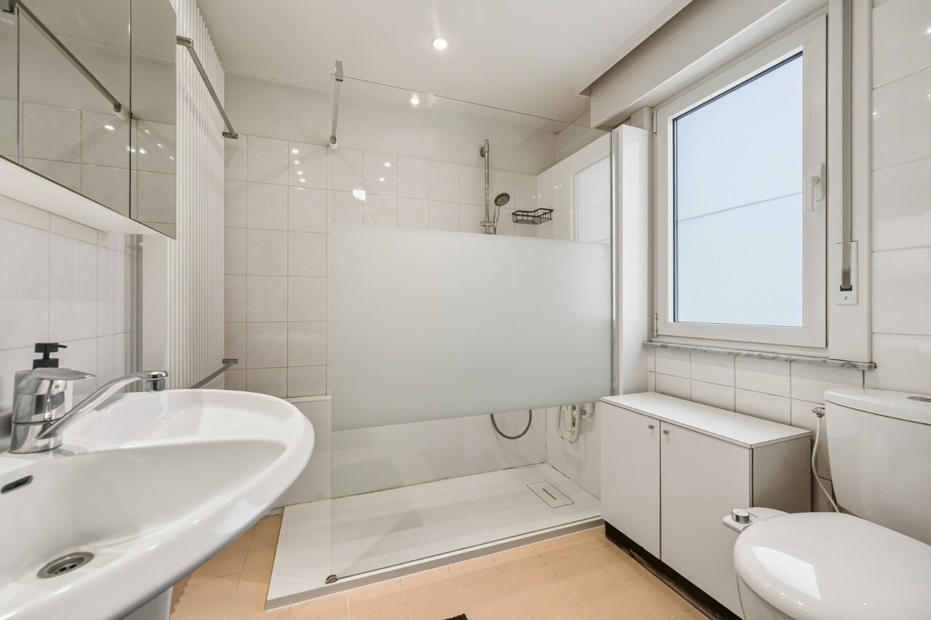 Instapklare, lichtrijke bel-etage woning met ruime garage en terras op centrale ligging 