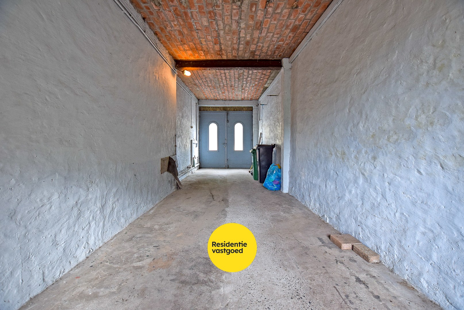 Zeer ruime te renoveren woning met statige gevel op 445 m² met zuid-west georiënteerde tuin. 