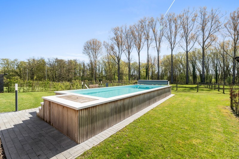 Moderne villa met hippisch complex op 15.856m² 