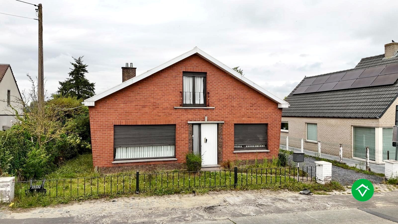 Alleenstaande woning met bakstenen garage en ruime tuin in Ichtegem 