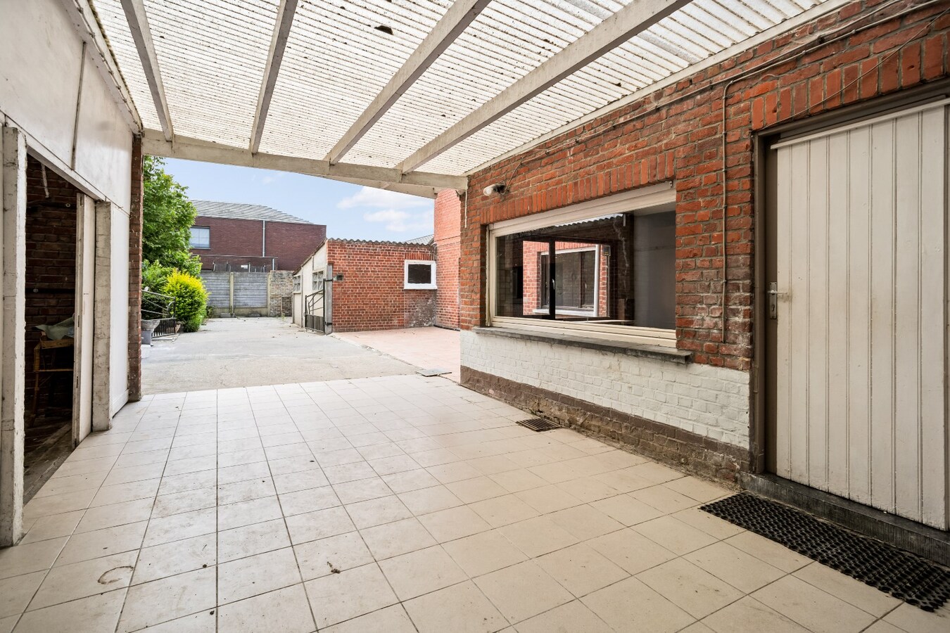 Ruime woning met loods op 882 m² 