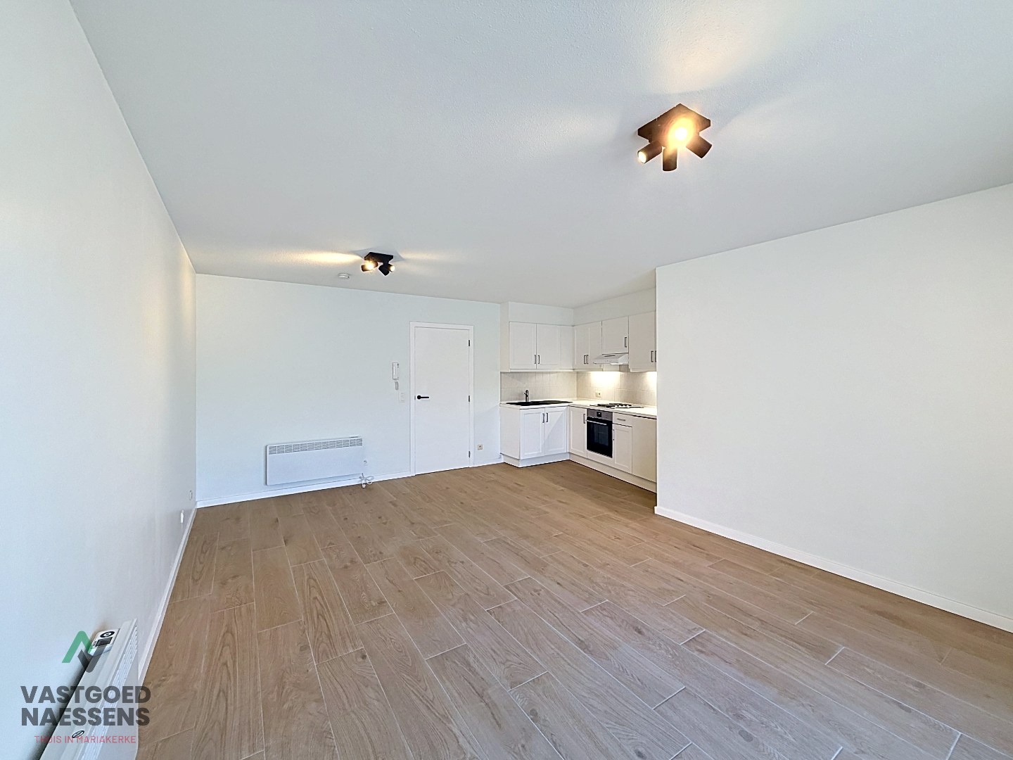 GELIJKVLOERSE STUDIO VLAKBIJ ZEEDIJK 