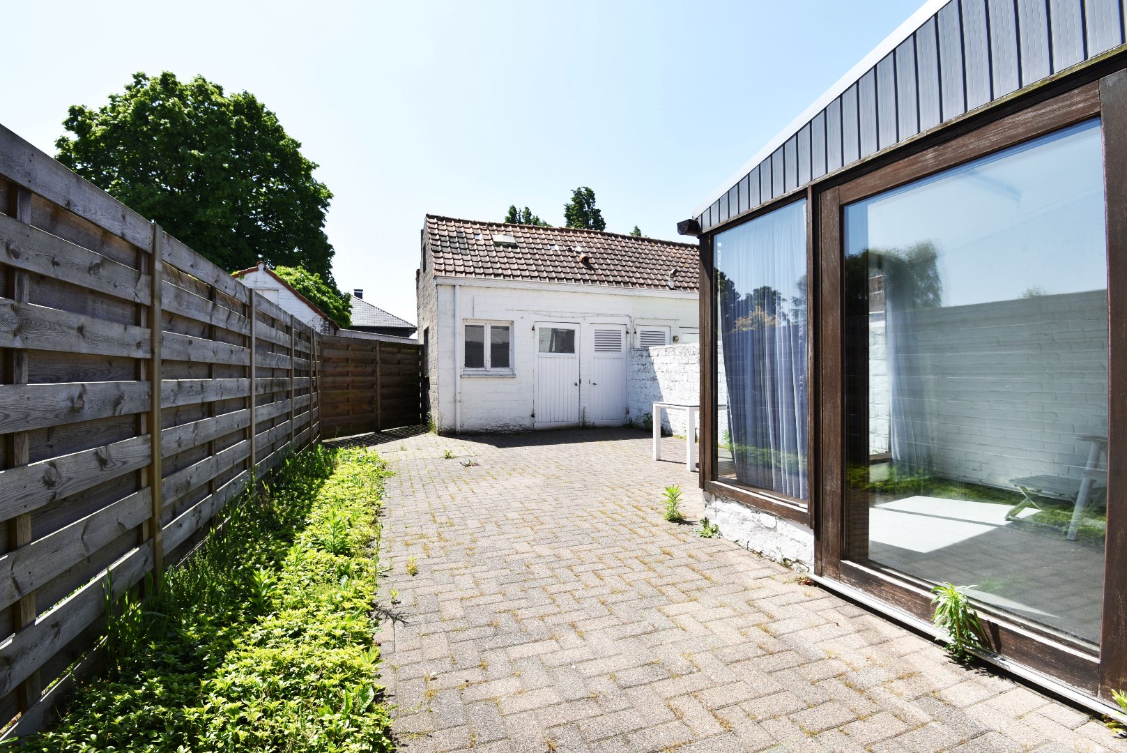 Halfopen bebouwing in hartje Adegem 