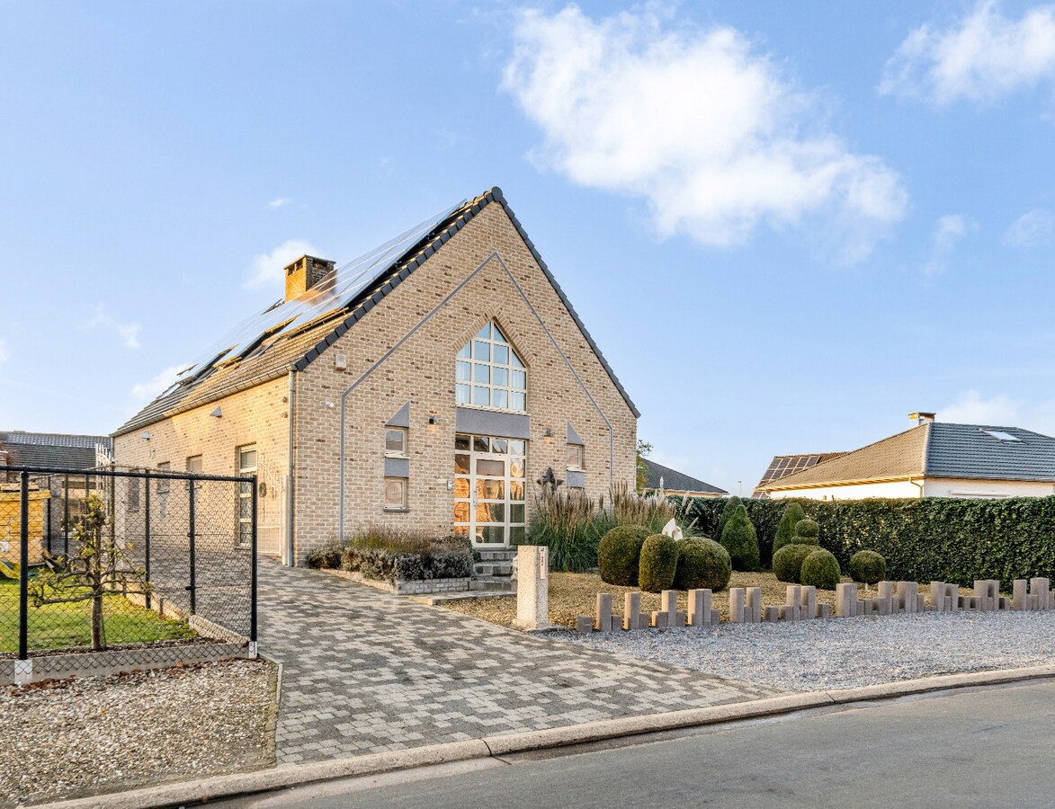 Duurzame, veelzijdige woning met karakter, energiezuinig comfort én prachtige tuin, op toplocatie. 